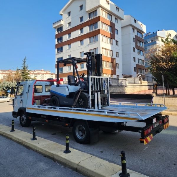 Gölbaşı forklift kiralama fiyatları için sahada çalışan forklift makinesi